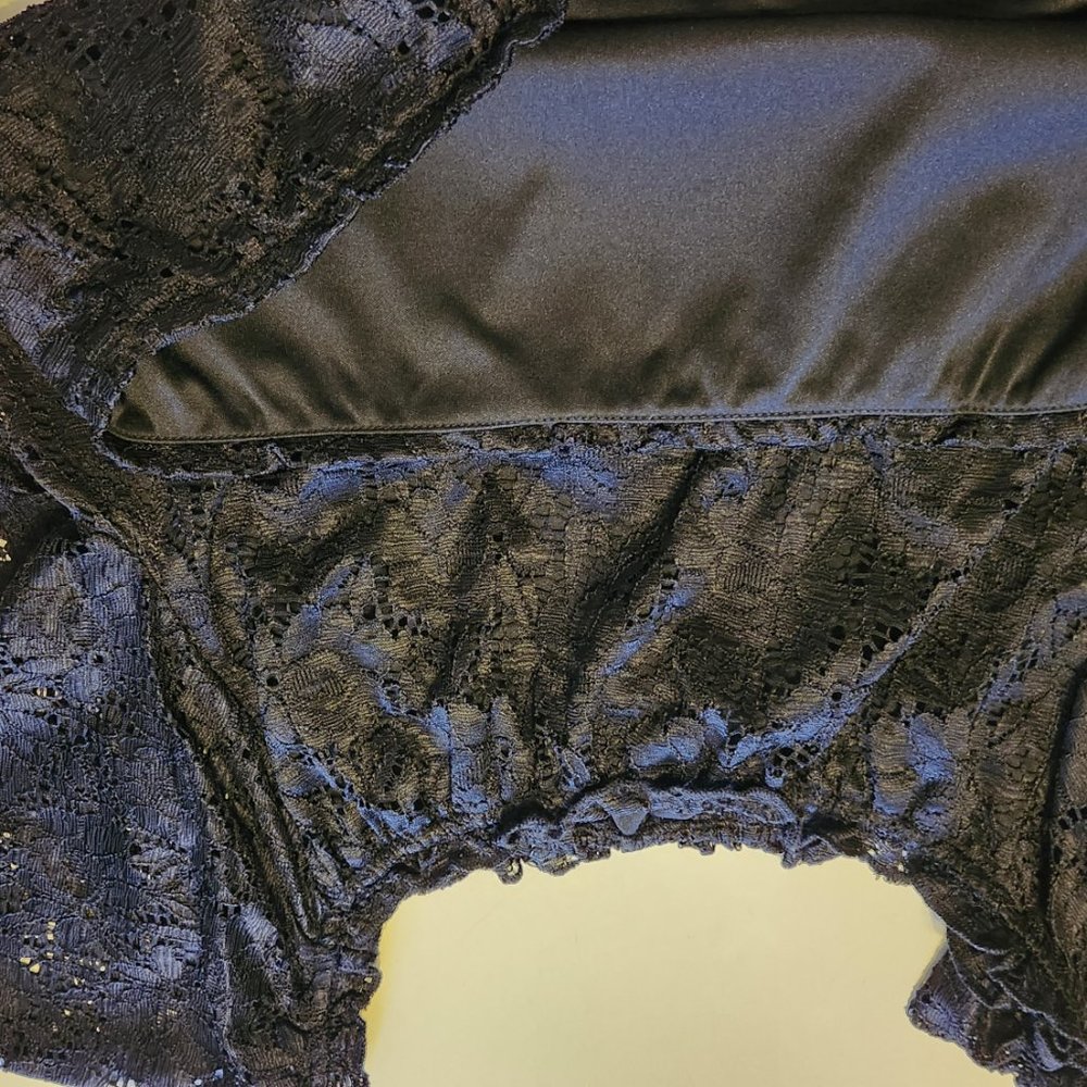 No Boundaries black lace top - Picture 12 of 12